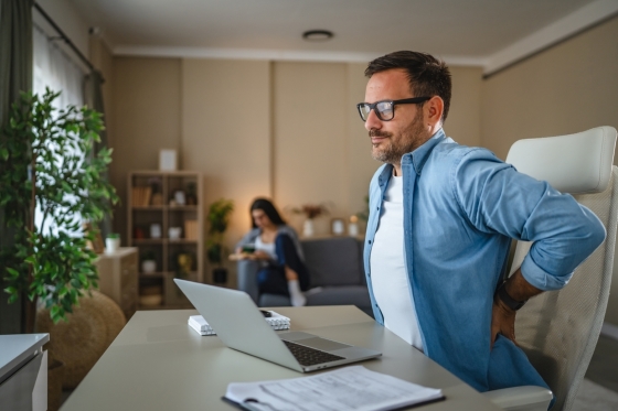 Lucrati mult la birou? Efecte pe care kinetoterapeutii le trateaza zilnic