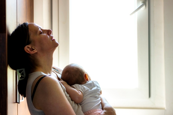 Cum sa faceti fata schimbarilor emotionale din perioada postnatala? Solutii si recomandari