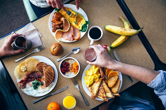 Carbohidrati sau proteine la micul dejun? Cum alegem corect pentru energie, satietate si controlul greutatii