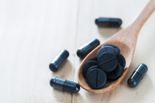 Cand se ia carbunele medicinal? Ghid complet de administrare