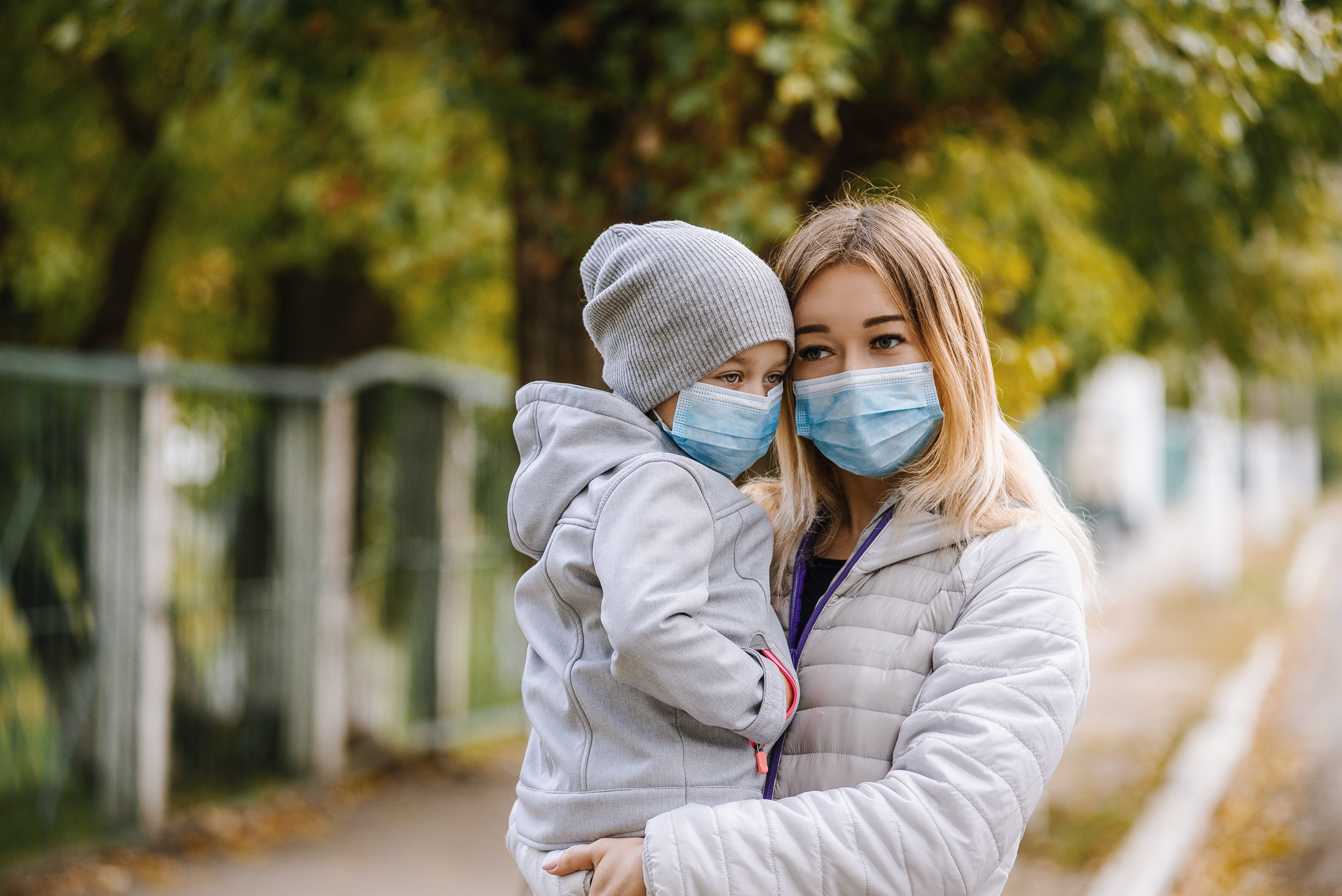 Masca medicala. Cum se poarta corect masca de gura pentru a preveni gripa si virozele