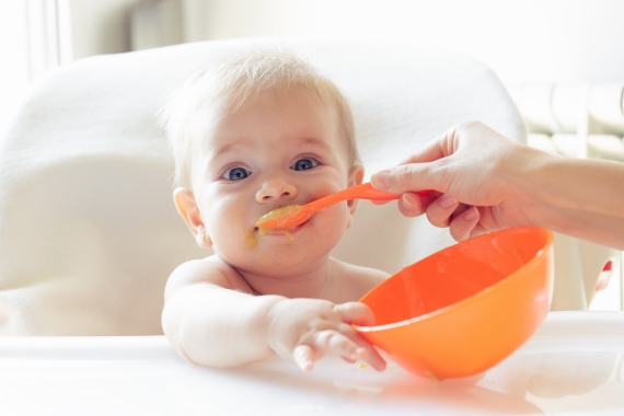 Diversificarea alimentatiei la bebelusi: reguli principale de respectat 