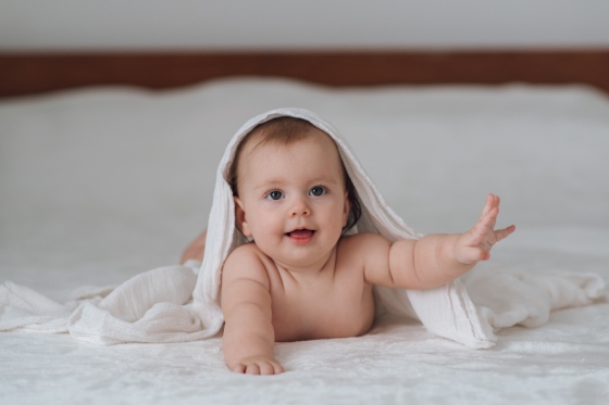 Bebe la 4 luni – dezvoltarea bebelusului si sfaturi pentru parinti