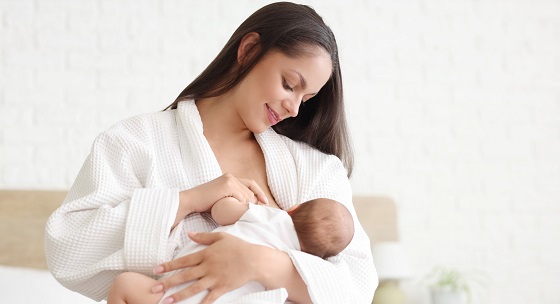 Nutritia bebelusului: ce ofera laptele matern vs. formula de lapte