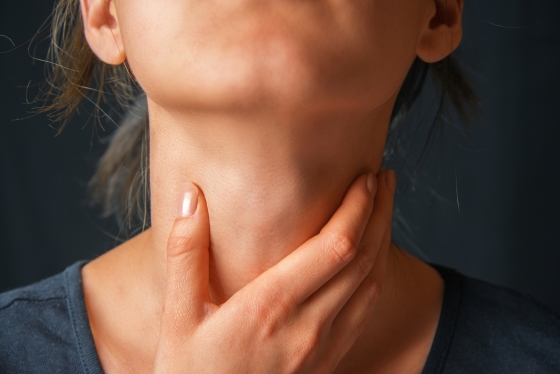 Durerile în gât: ce boli ascund şi care sunt plantele care ameliorează durerea