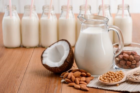 5 tipuri de lapte vegetal. Avantajele si dezavantajele consumului lor