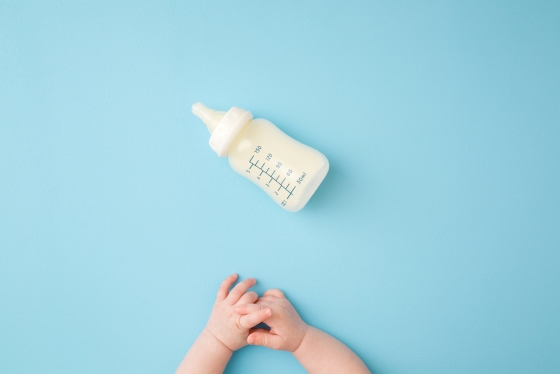 Cum pregatiti biberonul cu lapte praf si cum depozitati corect laptele praf pentru bebelusi?