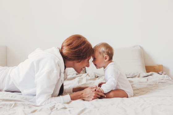 Bebe la 8 luni – dezvoltarea bebelusului si sfaturi pentru parinti