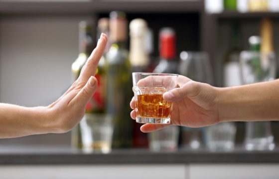 Legatura directa dintre consumul de alcool si riscul de cancer. Ce recomanda Agentia Internationala pentru Cercetarea Cancerului