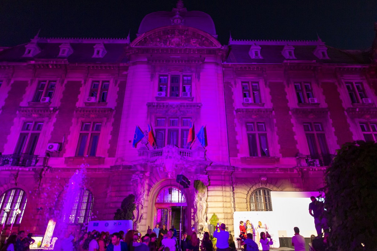 Palatul Ministerului Agriculturii, iluminat in roz ca simbol al luptei impotriva cancerului de san