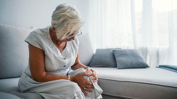 Apa la genunchi: simptomatologie, cauze si remedii