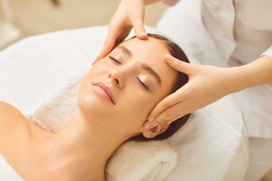 Masaj facial: beneficii pentru circulatie si relaxare