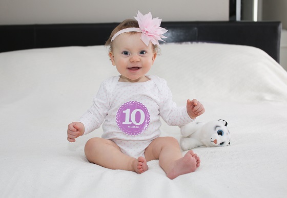 Bebe la 10 luni – dezvoltarea bebelusului si sfaturi pentru parinti