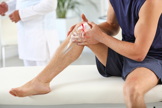 De ce trosnesc genunchii? Cauze, afectiuni asociate, solutii