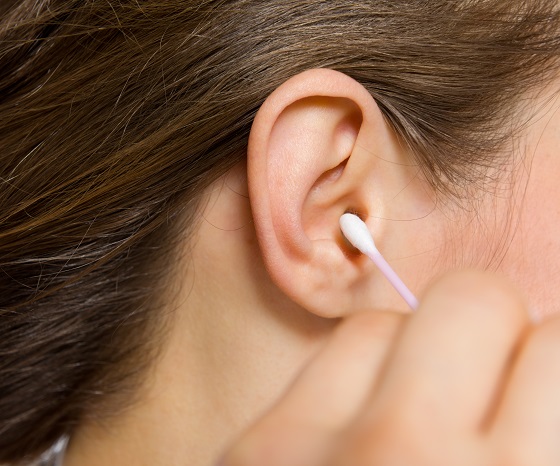 Cum sa va curatati corect urechile (si de ce betisoarele de urechi pot fi periculoase)?