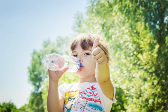 Cum sa mentineti copilul hidratat in timpul verii