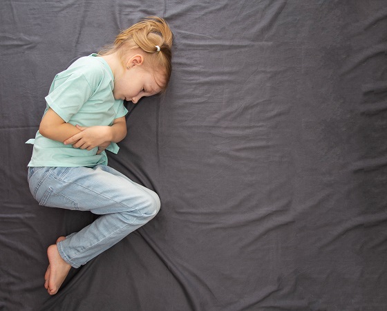 Durerile de stomac la copii: cauze frecvente explicate simplu