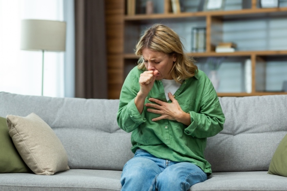 Cand devine tusea o urgenta medicala? Semnele si simptomele complicatiilor