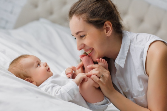 Bebe la 5 luni – dezvoltarea bebelusului si sfaturi pentru parinti