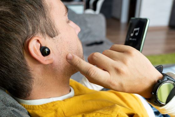 Cat de tare se poate asculta muzica in casti fara sa fie afectat auzul?