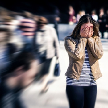 Frica de oameni va perturba viata? Aflati totul despre antropofobie