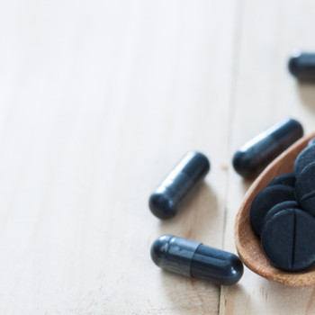 Cand se ia carbunele medicinal? Ghid complet de administrare