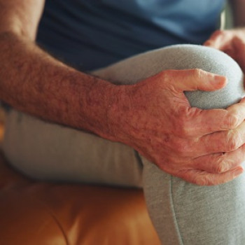 Apa la genunchi: ce este, simptome, cauze si solutii