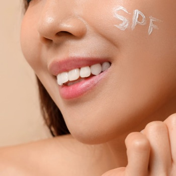 Cat SPF se aplica pe fata? Regula celor doua degete