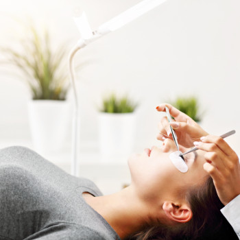 Riscurile oculare la persoanele care poarta extensii de gene. Complicatii si preventie