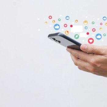Psihologia retelelor de socializare: de ce simtim nevoia sa fim “vazuti” pe social media
