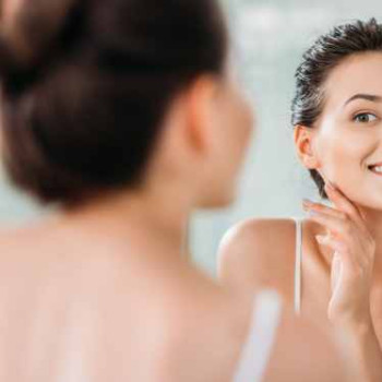 Cum iti pregatesti tenul pentru aplicarea machiajului in 9 pasi