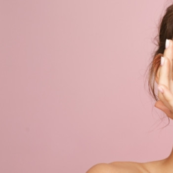 Tenul gras vara: cum controlati excesul de sebum si luciul inestetic