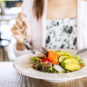 Alimentatie sanatoasa in sezonul cald: alimente recomandate si de evitat