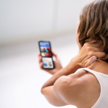 Boala telefonului mobil: sindromul “text neck”, boala care provoaca dureri de gat