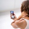 Boala telefonului mobil: sindromul “text neck”, boala care provoaca dureri de gat