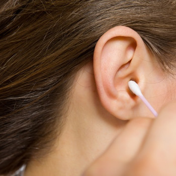 Cum sa va curatati corect urechile (si de ce betisoarele de urechi pot fi periculoase)?