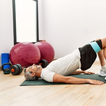 Cum poate fi accelerata vindecarea fracturii de femur: exercitii de recuperare care pot ajuta