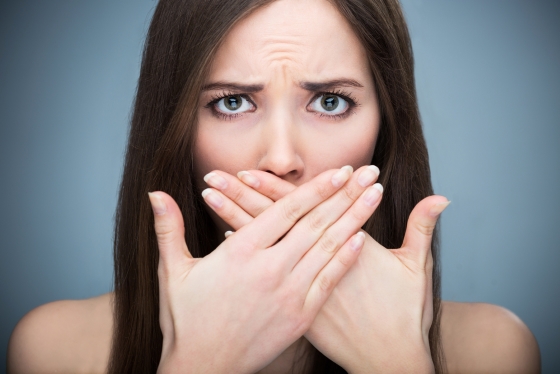 Ce boli grave poate ascunde o respiraţie urât mirositoare